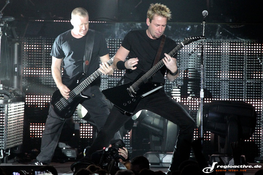 Chad Kroeger (r.), sein Halbbruder Mike Kroeger (l.) und Gitarrist Ryan Peake gründeten 1995 Nickelback und sind seither fester Bestandteil der Band.